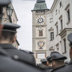 Die frisch ausgemusterten Unteroffiziere am Weg zum Ennser Stadtplatz. (Foto: Rainer Zisser)