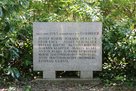 Der Gedenkstein neben dem Kupelwieser-Denkmal wurde bereits 1968 im Hammerpark aufgestellt. (Foto: RedTD/Gerold Keusch)