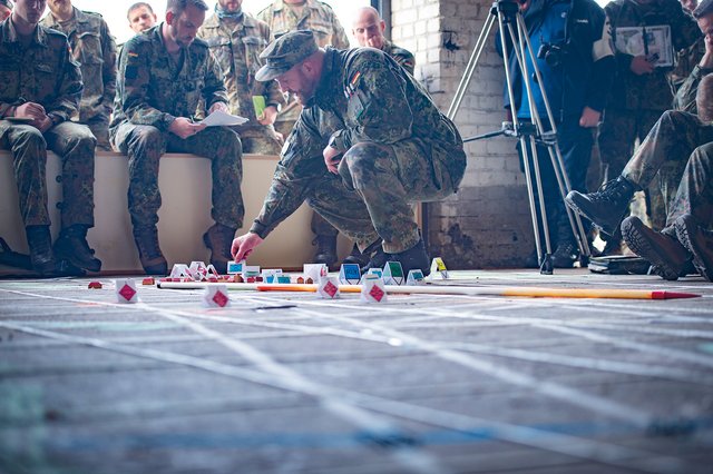 Ein detailgetreuer Geländesandkasten ist die Grundlage einer anschaulichen Befehlsausgabe. (Foto: Bundesheer/Michael Steinberger)