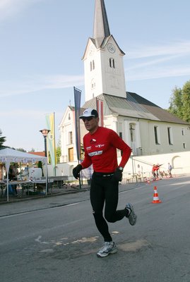 Am Beginn des Laufbewerbes in den Morgenstunden. Luis läuft einsam durch das Ortszentrum von Moosburg. (Foto: Werner Planer) 