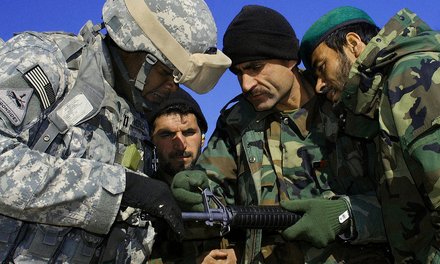 Ein US-Soldat erklärt afghanischen Soldaten die Handhabung eines Sturmgewehrs. (Foto: Petty Officer 1st Class David M. Votroubek, U.S. Navy, CC BY 2.0/Montage Rizzardi)
