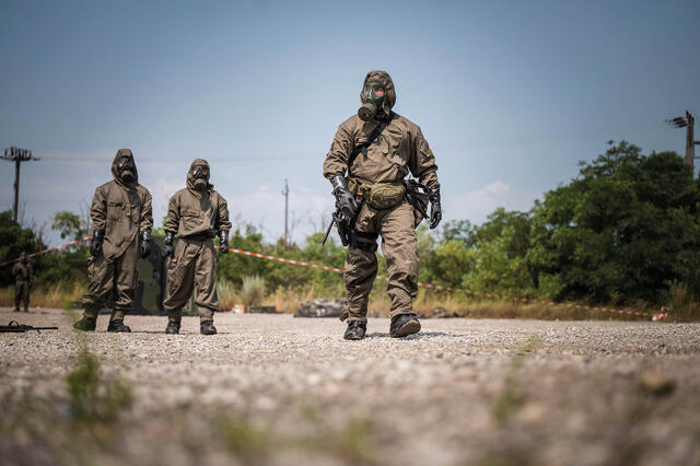 Soldaten des Bundesheeres tragen den ABC-Schutzanzug mittel und die ABC-Schutzmaske. (Foto: Bundesheer/Paul Kulec)