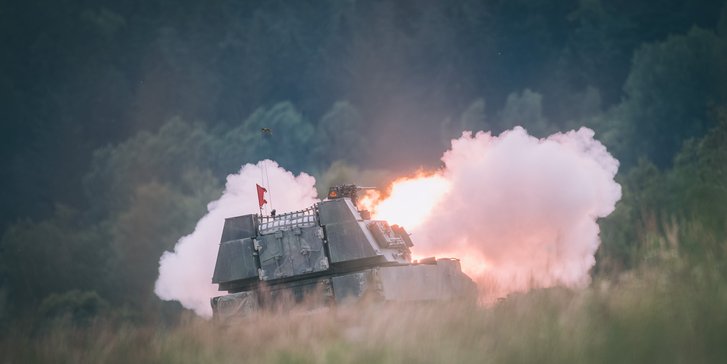 Eine Panzerhaubitze M109 führt den Feuerkampf.