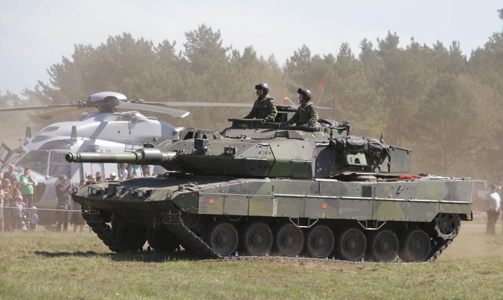 Der Stridsvagn 122 bei einer Waffenschau. (Foto: Jorchr; CC BY-SA 3.0)