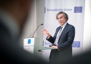 Der Leiter der Diplomatischen Akademie, Botschafter Dr. Emil Brix betonte den Zusammenhang von Sicherheit und Sprache. (Foto: Bundesheer/Carina Karlovits)