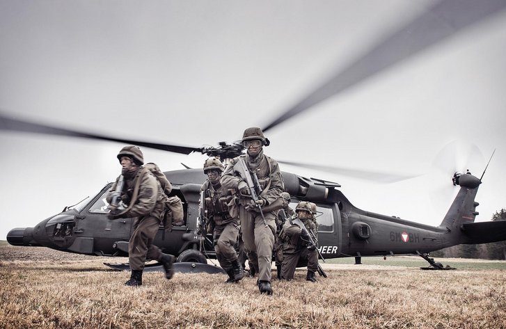 Infanteristische Ausbildung mit dem Transporthubschrauber "Black Hawk" (Foto: Bundesheer/Daniel Trippolt)