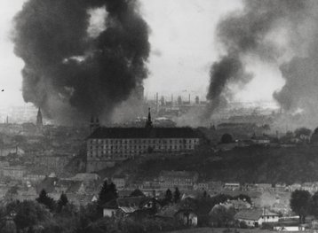 Linz während eines Bombenangriffes. (Foto: HGM)