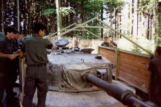 Soldaten des Landwehrstammregimentes 35 bereiten eine Feste Anlage für eine Übung vor und bauen zuerst die Hütte ab. (Foto: Archiv Jägerbataillon 12)