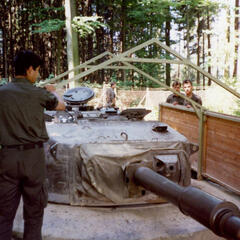 Soldaten des Landwehrstammregimentes 35 bereiten eine Feste Anlage für eine Übung vor und bauen zuerst die Hütte ab. (Foto: Archiv Jägerbataillon 12)