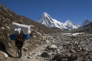 An die große Höhe gewöhnte Sherpas erledigen viele Dinge wie Kochen, Zeltaufbau, Tragen von zusätzlicher Ausrüstung etc. für die Gipfelstürmer beim Expeditionsstil. (Foto: Niklassletteland)