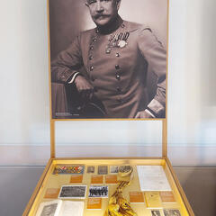Vitrine für Generalmajor Sommer, dessen Bataillon bei Kirchschlag in heftige Gefechte verwickelte wurde. (Foto: RedTD/Gerold Keusch)
