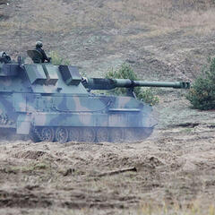 Die Ukraine setzt weitreichende Panzerartillerie, wie das polnische System „Krab“ ein, um russische Munitionsdepots zu zerstören. (Foto: Ministerstwo Obrony Narodowej)