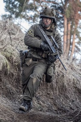 Ein Soldat bezieht, nachdem er alarmiert wurde, seine Stellung. (Foto: Bundesheer/Daniel Trippolt)