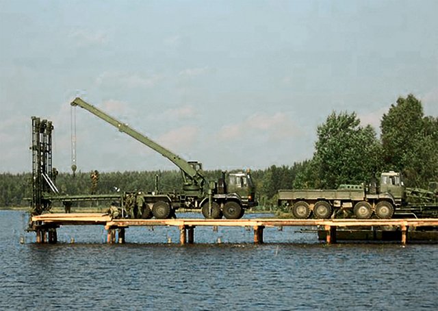 Errichtung einer Niedrigwasserbrücke aus Holz unter Einsatz eines Brückenbaufahrzeuges USM-3. (Foto: MoD Russia, gemeinfrei)