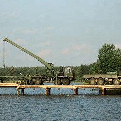 Errichtung einer Niedrigwasserbrücke aus Holz unter Einsatz eines Brückenbaufahrzeuges USM-3. (Foto: MoD Russia, gemeinfrei)