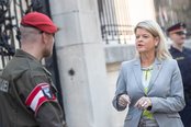 Verteidigungsministerin Klaudia Tanner im Gespräch mit einem Militärpolizisten vor der französischen Botschaft in Wien. (Foto: Bundesheer/Daniel Trippolt)