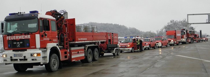 Die Fahrzeugkolonne während eines technischen Haltes. (Foto: Gutmann)