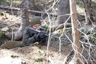 Ein Lehrgangsteilnehmer geht in einer ehemaligen Stellung mit dem Sturmgewehr in Anschlag, um zu erkennen, wie weit er beobachten und wirken kann. (Foto: Gerold Keusch)