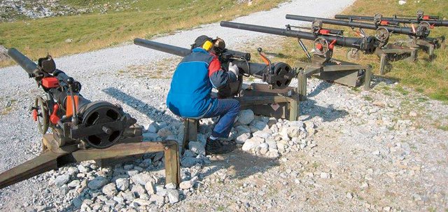 Verschießen der 12,7-mm-Einschießpatrone mit der 85-mm-Panzerkanone 52. (Foto: Bundesheer)