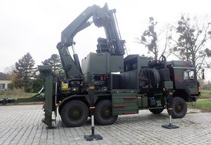 Das mittlere Bergefahrzeug ;AN HX 42M 6x6 mit sechs ausgefahrenen Teleskopstützen und einem Lastkran. (Foto: Bundesheer/Karl Vukics)