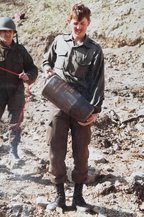 Der gelernte Pionier Josef Hatos als Wachtmeister mit einer Trichterladung. (Foto: Archiv Hatos)