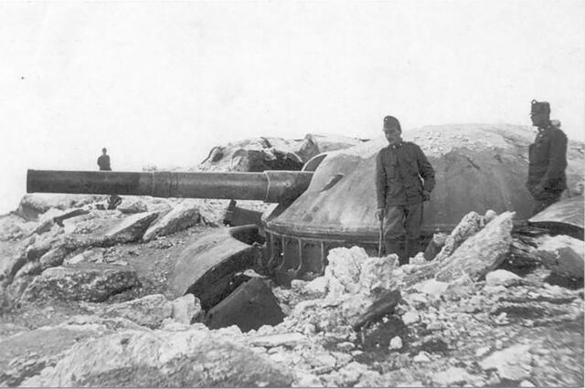 Ein Panzerturm des italienischen Werkes Verena mit 149-mm-Kanone nach dessen Eroberung im Jahr 1916. (Foto: k.u.k. Kriegsarchiv; CC0)