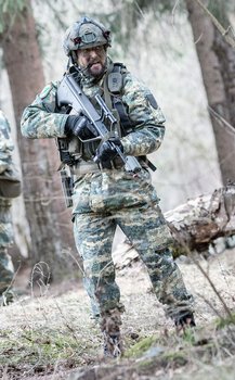 Ein Kommandant gibt mündliche Befehle und führt vor allem durch sein Beispiel, in dem er sich gefechtsmäßig verhält und hinter den Nachsicherern vorne marschiert. (Foto: Bundesheer/Daniel Trippolt)