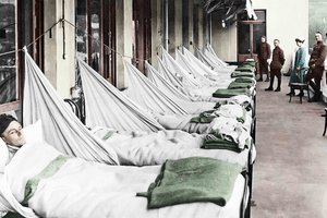 Auf der Veranda des U.S. Army Camp Hospitals in Aix-les-Bains in Frankreich sind Grippepatienten untergebracht, um 1918. (Foto: Archiv H. Salfellner)