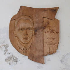 Holztafel für Franz Jägerstätter im Kreuzgang des Franziskanerkloster bei der Pfarrkirche. (Foto: RedTD/Gerold Keusch)