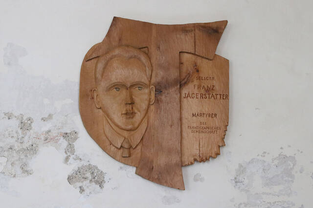 Holztafel für Franz Jägerstätter im Kreuzgang des Franziskanerkloster bei der Pfarrkirche. (Foto: RedTD/Gerold Keusch)