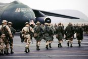 US-Soldaten auf dem Weg nach Saudi-Arabien. (Foto: U.S. Army/ Army News Service; gemeinfrei)