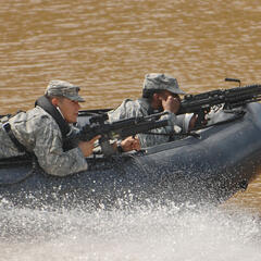 U.S. Army Ranger bei der amphibischen Gefechtsausbildung. (Foto: U.S. Army/Edward N. Johnson; gemeinfrei)