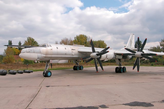 Die KI-Software der ukraninischen Drohnen wurde anhand von Flugzeugzellen trainiert, wie jene einer Tu-95, die im Militärluftfahrtmuseum in Poltawa steht (Archivaufnahme). (Foto: russianplanes.net; Cc BY-SA 3.0)