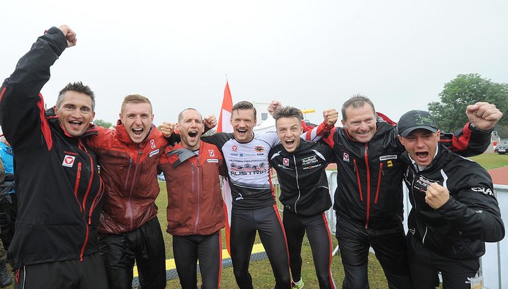 Das "Team Austria" freut sich mit ihrem Trainerteam über den Vizeweltmeistertitel in der Hindernislauf-Staffel. (Foto: Bundesheer/Gerhard Seeger)