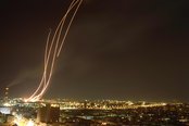 Patriot-Raketen fangen irakische Scud-Raketen über dem Himmel von Tel Aviv ab. (Foto: Government Press Office (Israel); CC BY-SA 3.0)