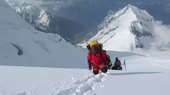 Auf dem Weg zum Lager 4 geht es durch knietiefen Neuschnee. (Foto: RNMLC/Koen)