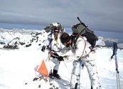 Ein Team am Kontrollpunkt auf dem Marschweg. (Foto: Bundesheer/Sigi Schwärzler)