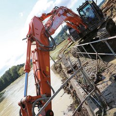 Ein Schaufelbagger entfernt Schwemmgut, das von den Fluten mitgerissen wurde. (Foto: Bundesheer/Rebecca Heindl)