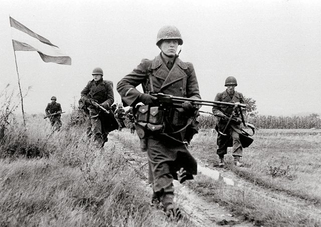 Soldaten des Bundesheeres schützten während Aufstandsniederschlagungen in Nachbarstaaten mehrmals die Staatsgrenze gegen Bedrohungen, wie hier bei der „Ungarnkrise“ 1956. (Foto: Bundesheer)