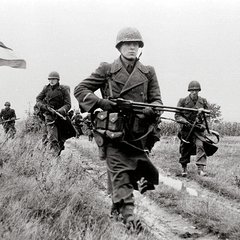 Soldaten des Bundesheeres schützten während Aufstandsniederschlagungen in Nachbarstaaten mehrmals die Staatsgrenze gegen Bedrohungen, wie hier bei der „Ungarnkrise“ 1956. (Foto: Bundesheer)