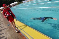 Robert Lechner begleitet Luis beim Schwimmen in dem 50-m-Becken, bei er dem insgesamt 228 Längen schwamm. (Foto: HBF/Lechner)