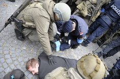 Szene der Leistungsschau: Soldaten und Polizisten nehmen eine Person fest. (Foto: Stefan Tesch)