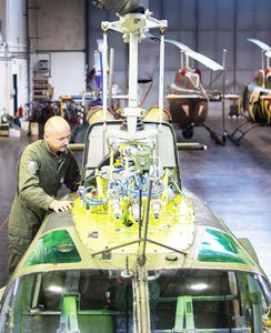 Ein Militär-Luftfahrtmeister bei der Abschlusskontrolle eines Wartungsereignisses in einer Fliegerstaffel. (Foto: Thomas Aschauer)