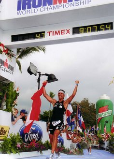 Zieleinlauf als Vizeweltmeister mit Österreichfahne. (Foto: Archiv Keller) 