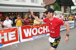 Wenige Meter vor dem Zieleinlauf in Moosburg 2006 als Lokalmatador, Favorit und auf den letzten Schritten zum zweifachen Weltmeister im dreifach-Ironman. (Foto: Werner Planer)