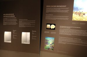 Diese Schautafel erklärt die Forschungsdisziplin der Schlachtfeldarchäologie anhand der Schlacht vom Tollenseetal. (Foto: TD/Gerold Keusch)