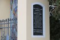 Bildstock in der Ennsdorfer Westbahn Straße mit Gedenktafel an die Opfer der Todesmärsche des Jahres 1945. (Foto: RedTD/Gerold Keusch) 