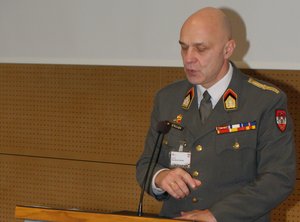 Oberst d.G. Manfred Stacher referiert über den Einsatz von Drohnen in der Ukraine.
(Foto: FlFlATS/Rudolf Köckeis)