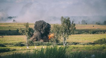 Einschläge von Artilleriegranaten im Zielgebiet.