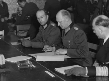General Jodl unterschreibt die bedingungslose Kapitulation der deutschen Truppen am 7. Mai in Reims. (Foto: U.S. Archives)
